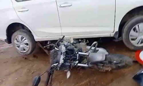 பல்லடத்தில் மோட்டார் சைக்கிள் மீது கார் மோதி விபத்து