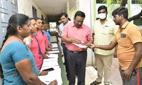 தேனி மாவட்டத்தில் வாக்காளர் பட்டியல் திருத்த முகாம்கள்   கலெக்டர் ஆய்வு