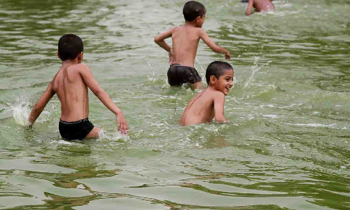 நீர்வரத்து அதிகரிப்பால் ஆறு-குளங்களுக்கு சிறுவர்களை அனுப்பக்கூடாது - பெற்றோர்களுக்கு கலெக்டர் அறிவுறுத்தல்