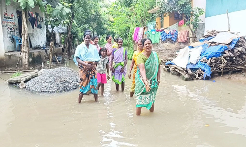 திட்டக்குடி அருகே  குடியிருப்பு பகுதியில் சூழ்ந்த மழை நீர்