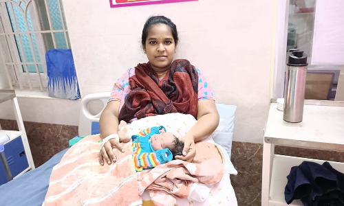 சூளகிரி அரசு மருத்துவமனையில்  சுகப்பிரசவத்தில் குழந்தை பெற்றெடுத்த செவிலியர்