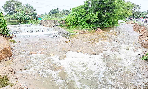 வேங்கிக்கால் ஏரி நிரம்பி தண்ணீர் வெளியேறுகிறது