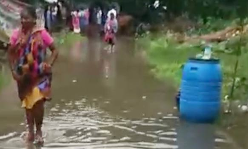 பெரியபாளையம் அருகே 100 வீடுகளை மழை நீர் சூழ்ந்தது- பொதுமக்கள் அவதி