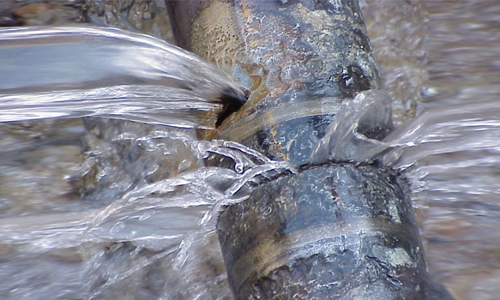 நெடுஞ்சாலை பணியின்போது  குடிநீர் குழாய் உடைப்பு   பொதுமக்கள் பாதிப்பு