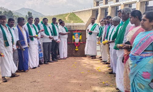 கட்டி முடிக்கப்பட்டு 66 ஆண்டுகள் ஆனதையொட்டி   தென்பெண்ணை ஆற்றின் கேஆர்பி. அணையில் மலர் தூவி மரியாதை