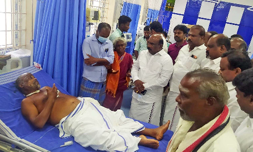 கரடி கடித்து படுகாயமடைந்து ஆஸ்பத்திரியில் சிகிச்சை பெறுபவர்களுக்கு மனோஜ் பாண்டியன் எம்.எல்.ஏ. ஆறுதல்