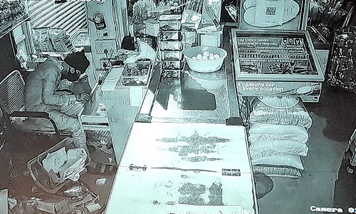 வள்ளியூரில் சூப்பர் மார்க்கெட்டில் பணம்-பொருட்கள் திருட்டு