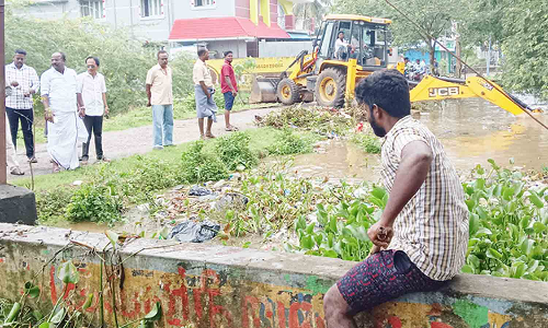 மழைநீரை வடிகட்டும் பணி தீவிரம்