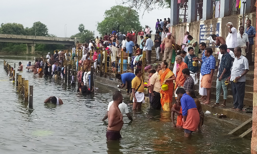 பவானி கூடுதுறை காவிரி ஆற்றில் புனித நீராட குவிந்த பக்தர்கள்