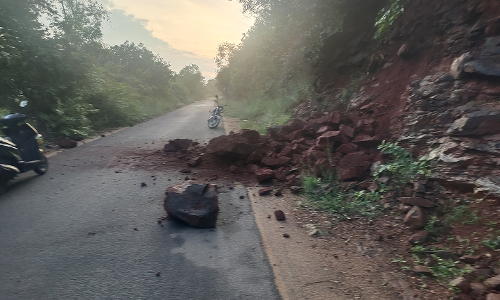 சென்னிமலை முருகன் கோவிலுக்கு செல்லும் வழியில் மண்சரிவு