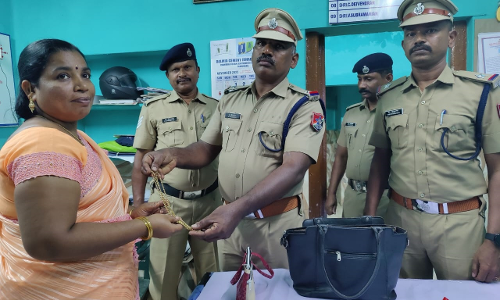 ெரயிலில் தவறவிட்ட நகை, பணத்தை மீட்டு உரியவரிடம் ஒப்படைத்த  ெரயில்வே பாதுகாப்பு படையினர்