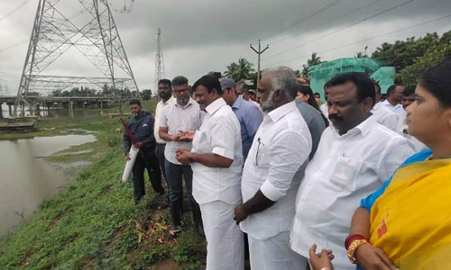 சோழவரம் ஒன்றியத்தில் மழைநீர் சூழ்ந்த பகுதியில் அமைச்சர் சா.மு.நாசர் ஆய்வு