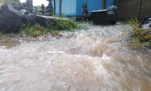 மாமல்லபுரம் சிற்பக்கூடங்களில் மழைநீர் புகுந்தது: சிற்பம் செதுக்கும் பணிகள் பாதிப்பு