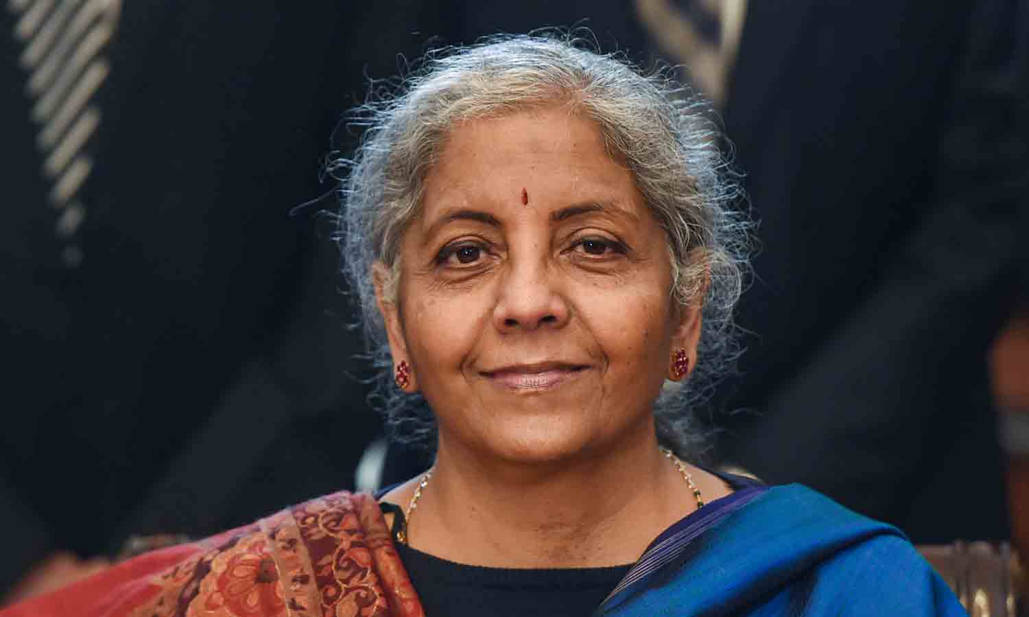 நிர்மலா சீதாராமன் பொருளாதாரத்தில் கவனம் செலுத்த வேண்டும்: தேசியவாத காங்கிரஸ் கருத்து