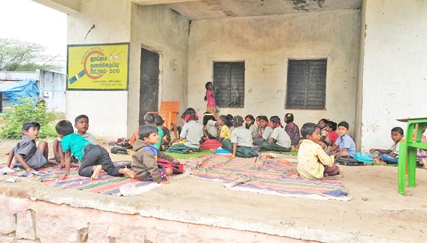 வடமதுரை அருகே கட்டிட வசதி இல்லாததால் நாடக மேடையில் கல்வி பயிலும் குழந்தைகள்