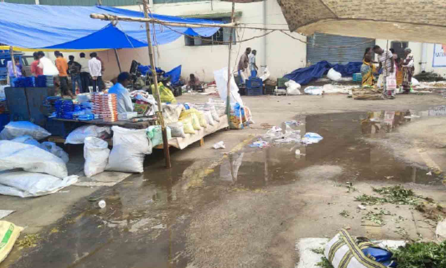 தொடர் மழையால் வெள்ளகோவிலில் வெறிச்சோடிய வாரச்சந்தை