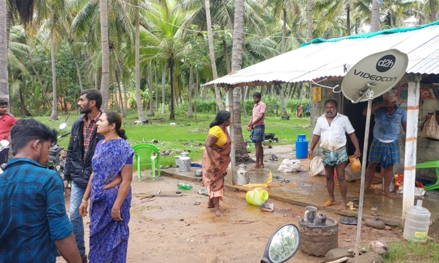போச்சம்பள்ளி அருகே விவசாய நிலத்தில் இருந்து வெளியேற மறுத்த காவலாளி-உரிமையாளர் மோதல் -மிளகாய் பொடி வீசி அடிதடி போச்சம்பள்ளி அருகே விவசாய நிலத்தில் இருந்து வெளியேற மறுத்த காவலாளி-உரிமையாளர் மோதல் -மிளகாய் பொடி வீசி அடிதடி