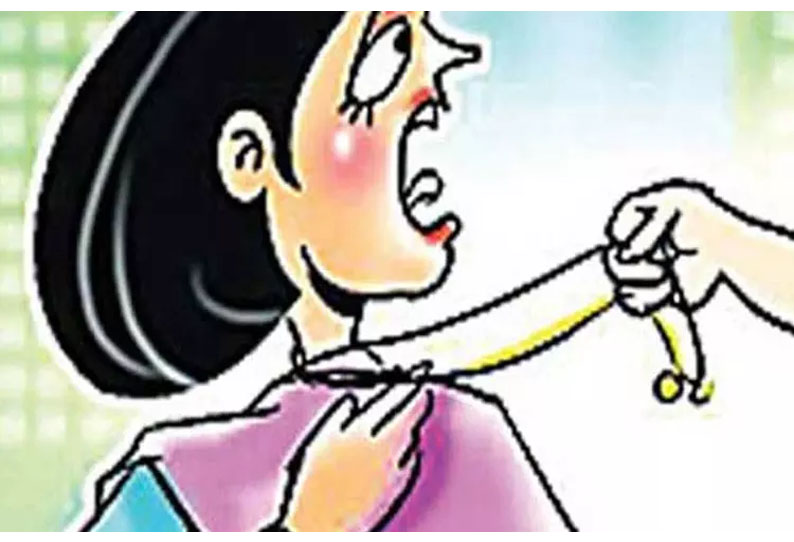 கோவையில் ஓடும் பஸ்சில் ஆசிரியை உள்பட 2 பேரிடம் செயின் பறிப்பு