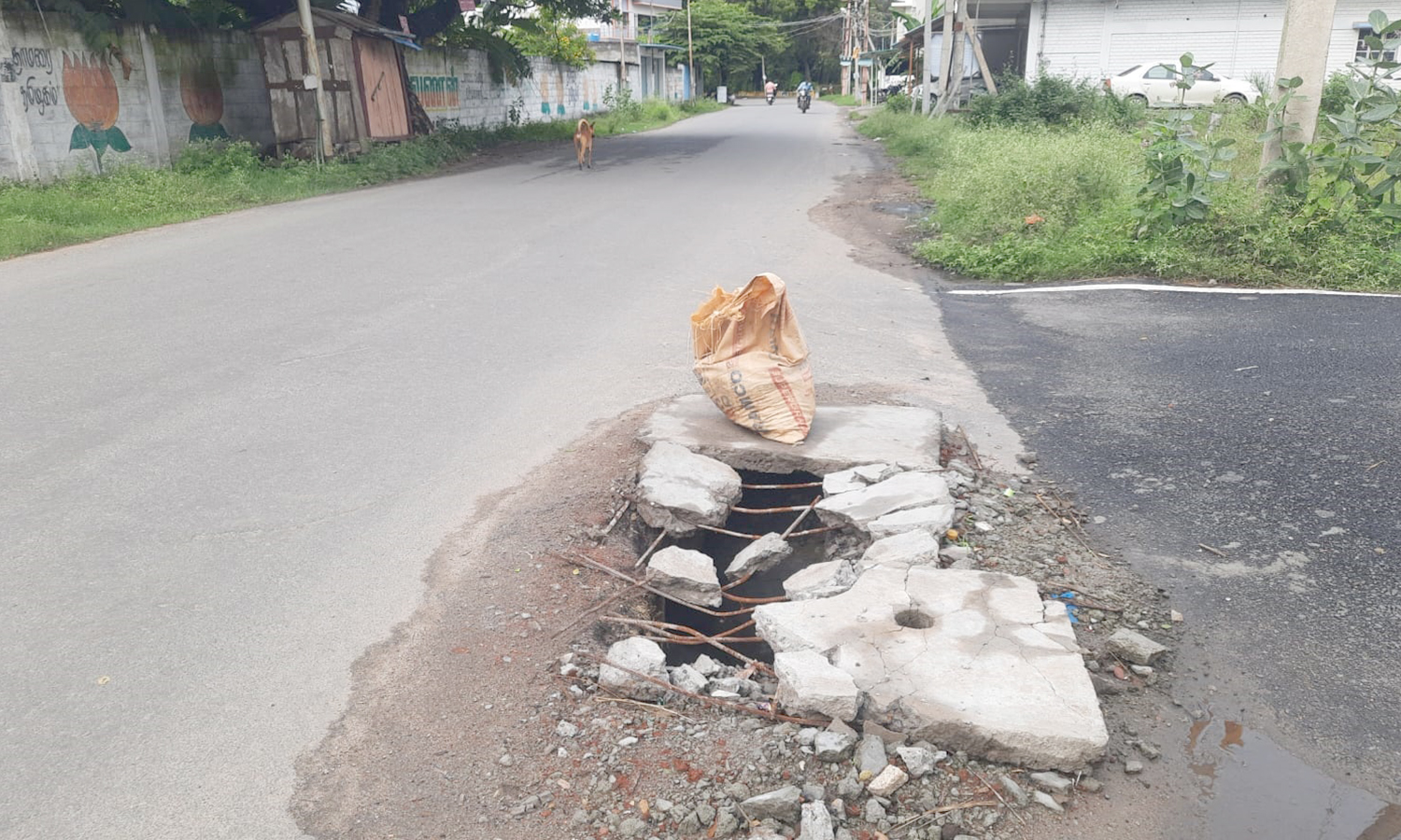 அன்னசாகரம் சாலையில்  மூடி உடைந்துள்ள குடி நீர் தொட்டியால் விபத்து அபாயம்