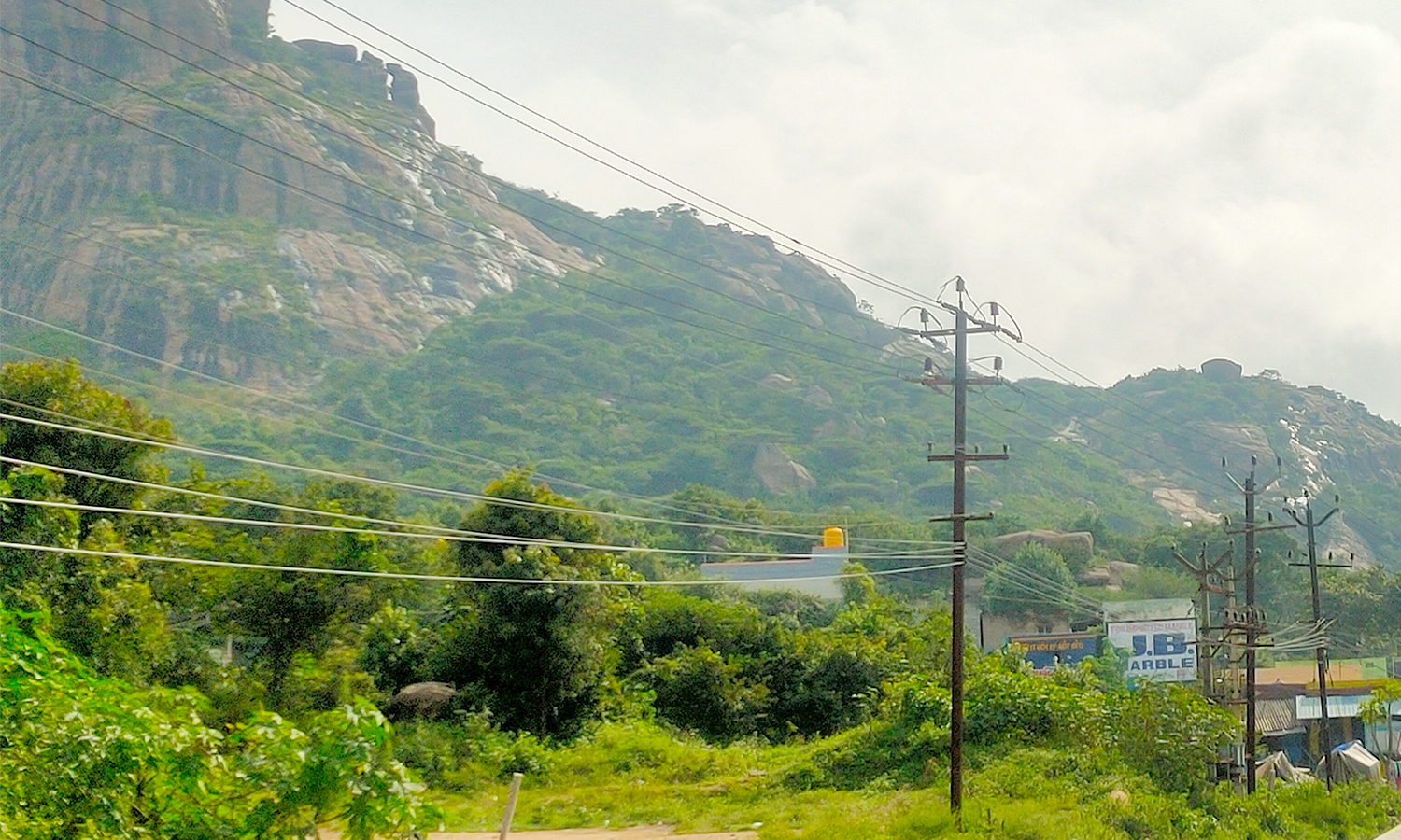 சூளகிரி பகுதியில் தொடர் மழையால் மலையில் இருந்து அருவி போல வழிந்தோடும் மழை நீர் சூளகிரி பகுதியில் தொடர் மழையால் மலையில் இருந்து அருவி போல வழிந்தோடும் மழை நீர்