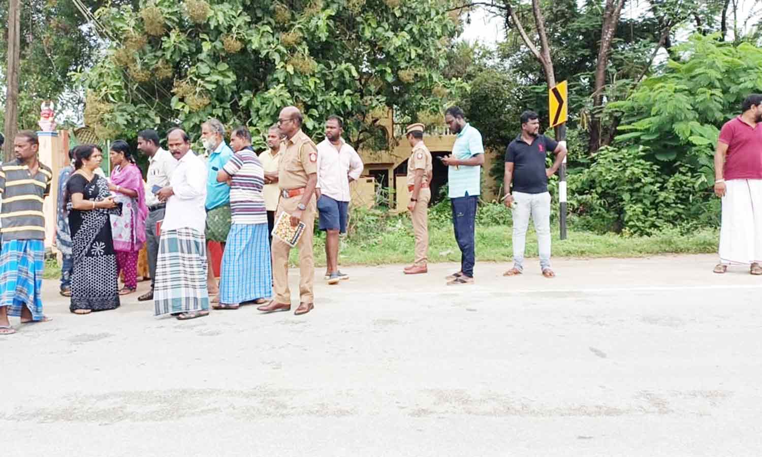 வீடுகளில் மழைநீர் புகுந்ததால் சாலை மறியல்