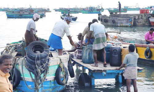 போராட்டம்-புயல் சின்னம்: 13 நாட்களுக்கு பின் கடலுக்கு சென்ற ராமேசுவரம் மீனவர்கள்