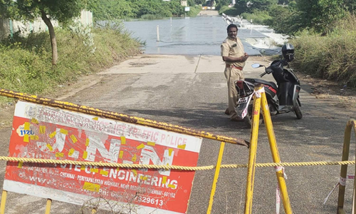 ஆரணி ஆற்றில் புதுப்பாளையம்-மங்களம் தரைப்பாலங்கள் நீரில் மூழ்கியதால் 25 கிராமங்கள் துண்டிப்பு