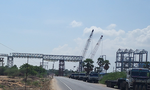 உடன்குடி அனல் மின் நிலைய மின்சாரத்தை வெளியே கொண்டு செல்ல கம்பிகள் அமைக்கும் பணி தீவிரம்