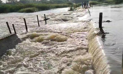 கொசஸ்தலை ஆற்று வெள்ளத்தால் தரைப்பாலம் உடைந்தது- 20 கிராம மக்கள் பாதிப்பு