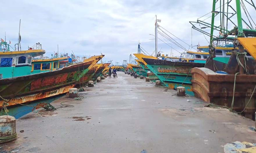 காரைக்காலில் தொடர்ந்து கடல் சீற்றம்: 3 வது நாளாக 15 ஆயிரம் மீனவர்கள் கடலுக்கு செல்லவில்லை