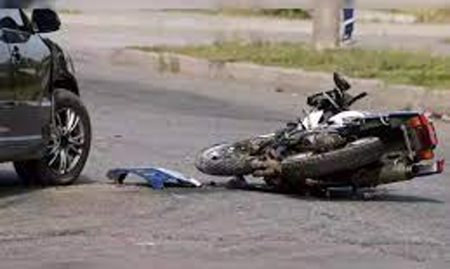 வாகன விபத்தில் வக்கீல் உட்பட 2 பேர் காயம்