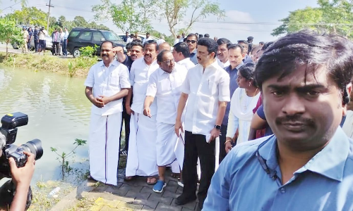 2 மாவட்டங்களில் மழை பாதித்த பகுதிகளில் முதல்-அமைச்சர் நேரில் ஆய்வு: 2500 பேருக்கு நிவாரண பொருட்களை வழங்கினார்