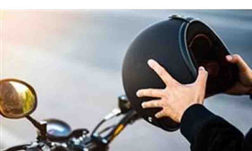 தேவர்சோலையில் ஹெல்மெட் வழங்கி போலீசார் விழிப்புணர்வு