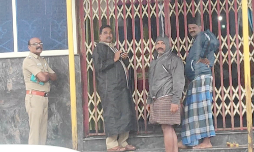 பென்னாகரம் அருகே   கோவில் உண்டியலை உடைத்த   மர்ம நபர்களுக்கு போலீஸ் வலைவீச்சு