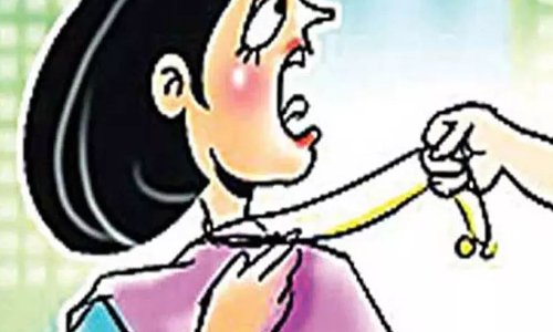 கோவையில் ஓடும் பஸ்சில் ஆசிரியை உள்பட 2 பேரிடம் செயின் பறிப்பு