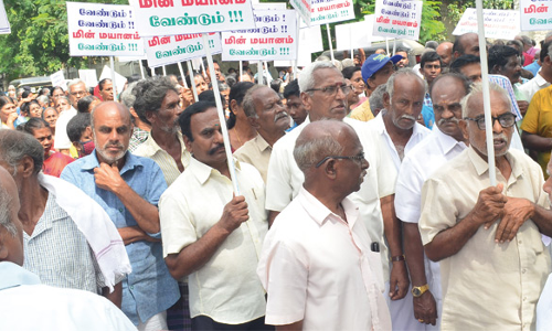 கோவை கலெக்டர் அலுவலகத்தில்  மின் மயானம் அமைக்க வலியுறுத்தி திரண்ட பொதுமக்கள்