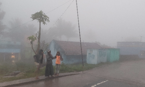 கடும் பனிப்பொழிவு:  வாட்டி வதைக்கும் குளிரில் நெருப்பை   மூட்டி காயும் வத்தல்மலை கிராம மக்கள்  -மாலை நேரத்திலேயே இருள் சூழ்ந்து விடுகிறது