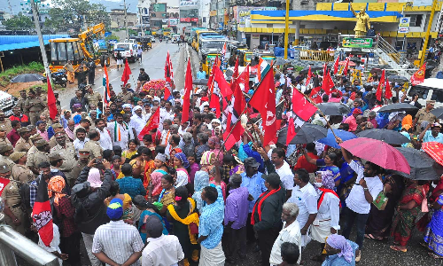 நாகர்கோவில் வடசேரியில் கொட்டும் மழையில் ரப்பர் கழக தொழிலாளர்கள் திடீர் மறியல்