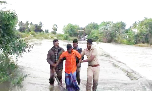 ஆற்று வெள்ளத்தில் சிக்கிய போதை நபர்