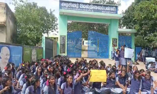 வாணியம்பாடியில் மாணவிகள் தர்ணா