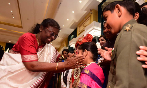 வளர்ச்சியடைந்த இந்தியா குறித்து கனவு காணுங்கள்- பள்ளிக் குழந்தைகளுக்கு குடியரசுத் தலைவர் அறிவுரை