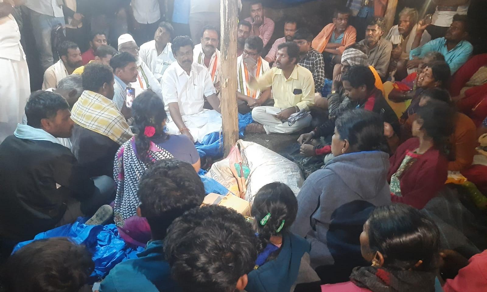 கல்குவாரிகளுக்கு எதிர்ப்பு தெரிவித்து 5-வது நாளாக தொடர்ந்து போராட்டம் கல்குவாரிகளுக்கு எதிர்ப்பு தெரிவித்து 5-வது நாளாக தொடர்ந்து போராட்டம்