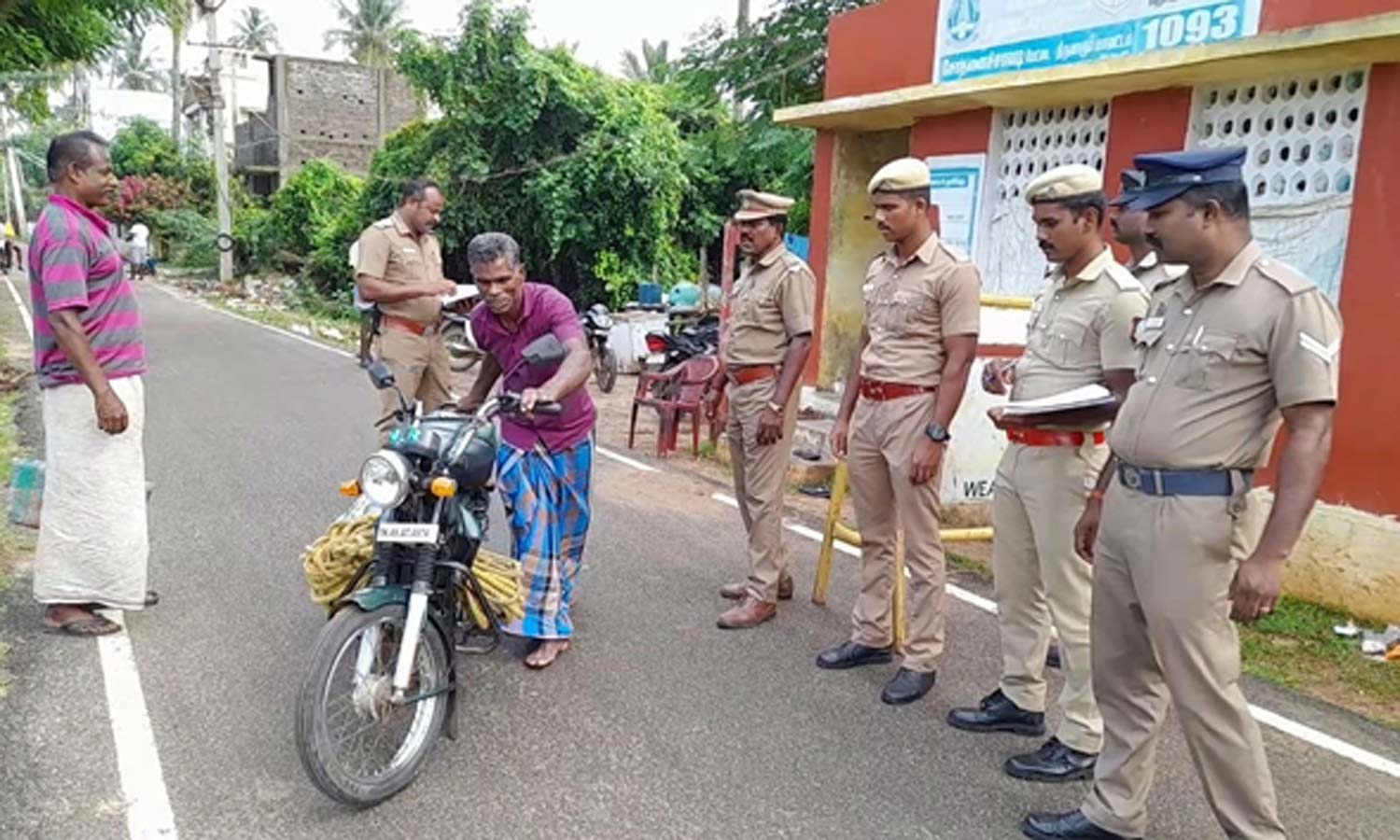 முத்துப்பேட்டையில் கடல் வழியாக பயங்கரவாதிகள் ஊடுருவலா?- போலீசார் பாதுகாப்பு ஒத்திகை முத்துப்பேட்டையில் கடல் வழியாக பயங்கரவாதிகள் ஊடுருவலா?- போலீசார் பாதுகாப்பு ஒத்திகை