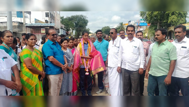 தேசிய கேரம் போட்டியில் தங்கம் வென்ற மாணவிக்கு பாராட்டு தேசிய கேரம் போட்டியில் தங்கம் வென்ற மாணவிக்கு பாராட்டு