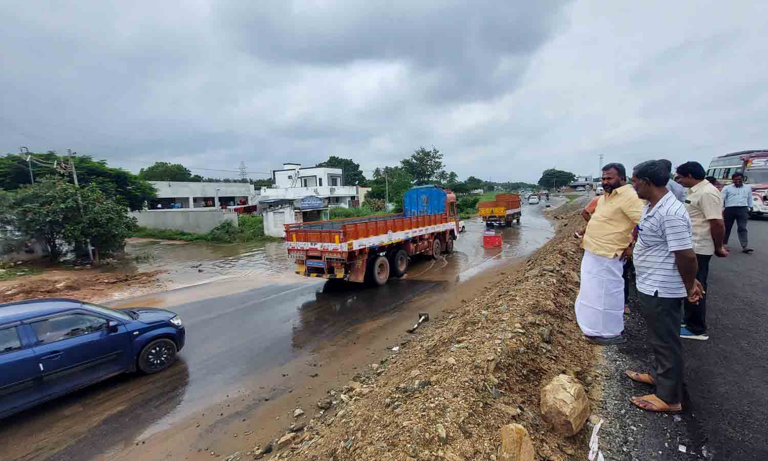ராஜாவூர் பகுதியில்  வெள்ளம் பாதித்த பகுதிகளை   மடத்துக்குளம் எம்.எல்.ஏ., ஆய்வு