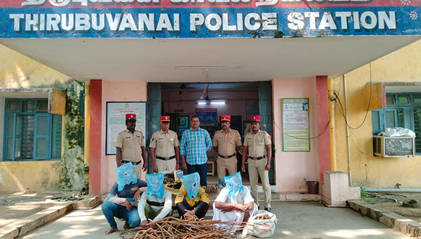 இரும்பு பொருட்களை திருடிய 4 பேர் கைது இரும்பு பொருட்களை திருடிய 4 பேர் கைது