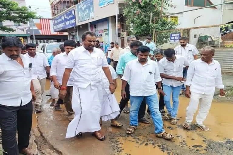 கோவையை தி.மு.க. அரசு தொடர்ந்து புறக்கணிக்கிறது -எஸ்.பி. வேலுமணி மீண்டும் குற்றச்சாட்டு கோவையை தி.மு.க. அரசு தொடர்ந்து புறக்கணிக்கிறது -எஸ்.பி. வேலுமணி மீண்டும் குற்றச்சாட்டு