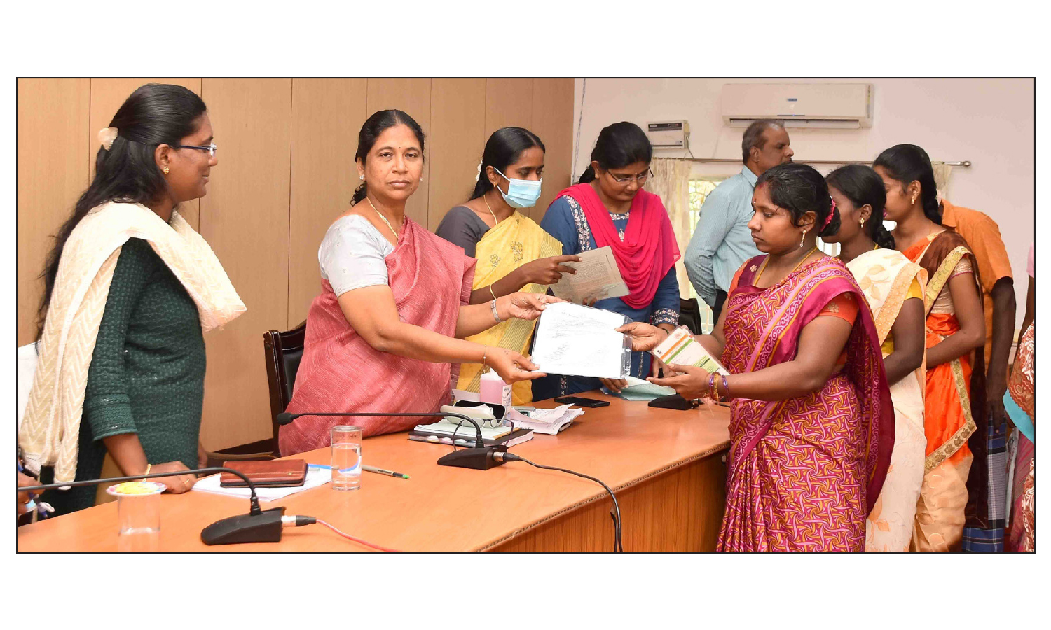 மனுக்களை வழங்கிய 15 நாட்களுக்குள் 20 இருளர் இன மக்களுக்கு இலவச வீட்டுமனை பட்டாக்கள் -கலெக்டர் சாந்தி வழங்கினார் மனுக்களை வழங்கிய 15 நாட்களுக்குள் 20 இருளர் இன மக்களுக்கு இலவச வீட்டுமனை பட்டாக்கள் -கலெக்டர் சாந்தி வழங்கினார்