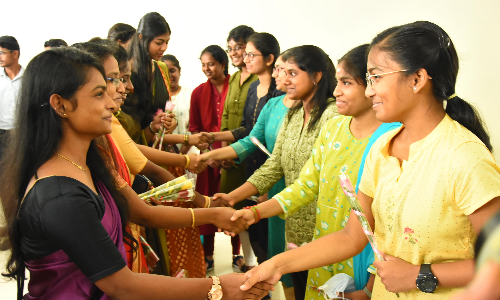 மாணவ-மாணவிகளுக்கு ஆடை கட்டுப்பாடு: ராகிங்கில் ஈடுபட்டால் கடும் நடவடிக்கை