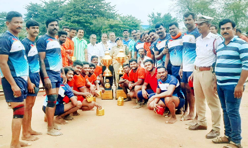 கம்பத்தில் போலீசார் மற்றும் பொதுமக்கள் நல்லுறவு விளையாட்டு போட்டி